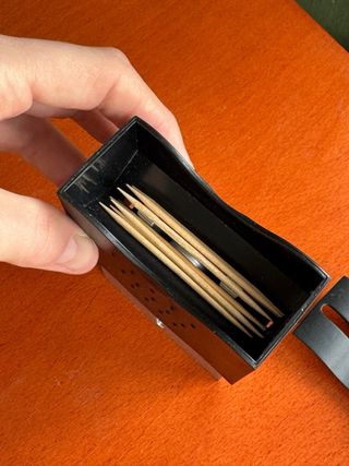 Porta palillos negro y plateado