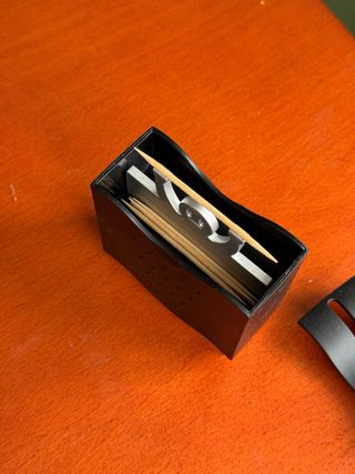 Porta palillos negro y plateado