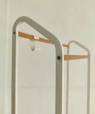 Perchero Yamazaki con ruedas