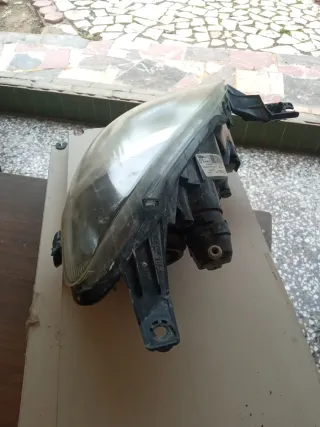 Faro delantero izquierdo