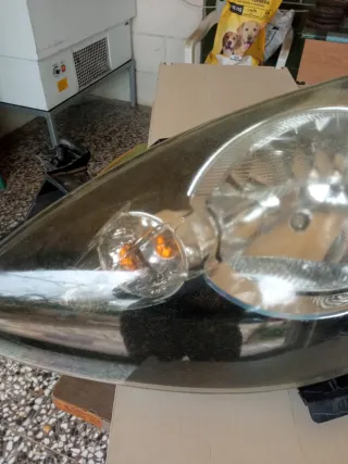 Faro delantero izquierdo