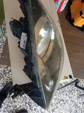 Faro delantero izquierdo