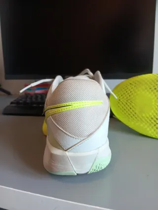 Zapatillas Nike Baloncesto Blancas y Amarillas