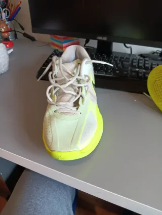 Zapatillas Nike Baloncesto Blancas y Amarillas