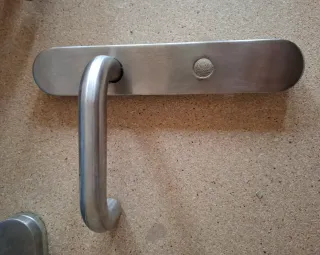 Manetas de puerta en acero inoxidable.