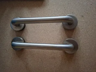 Manetas de puerta en acero inoxidable.