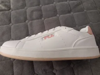 Zapatillas Fila Blancas y Rosas