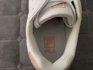 Zapatillas Fila Blancas y Rosas