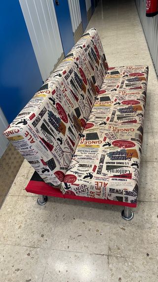 Divano vintage con stampa