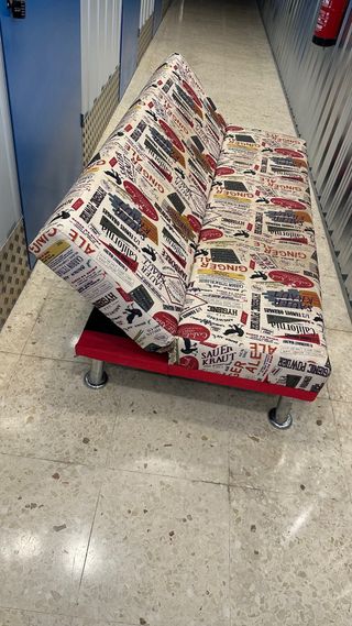 Divano vintage con stampa