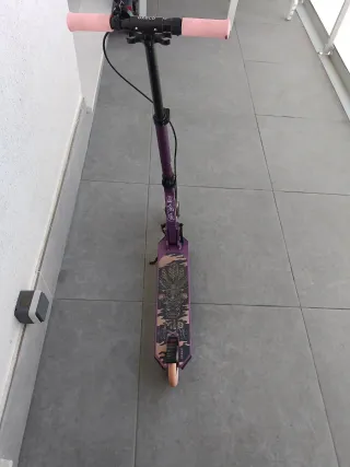 Patinete Oxelo morado con ruedas rosas