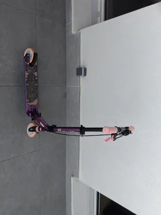 Patinete Oxelo morado con ruedas rosas