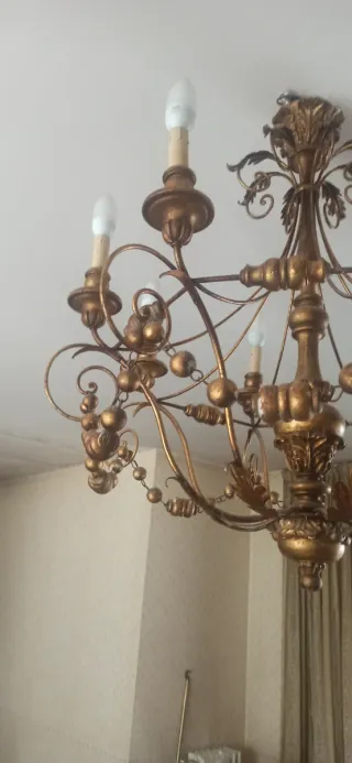 Lampadario in legno e metallo oro