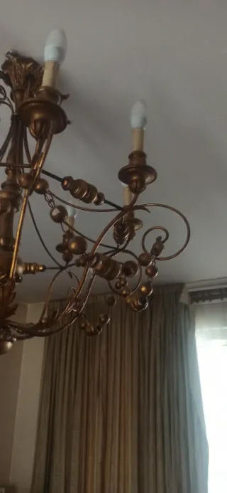 Lampadario in legno e metallo oro