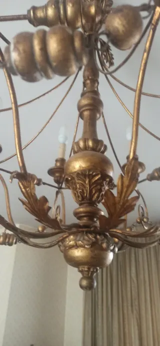 Lampadario in legno e metallo oro