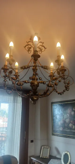 Lampadario in legno e metallo oro