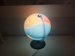 Globo terráqueo con luz