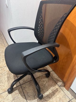 Silla de oficina giratoria negra