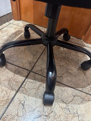 Silla de oficina giratoria negra