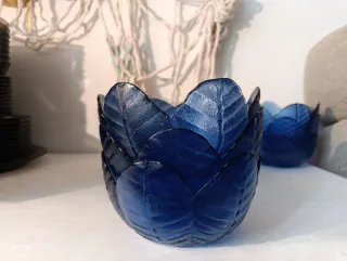 Ensaladera azul antigua con cuencos