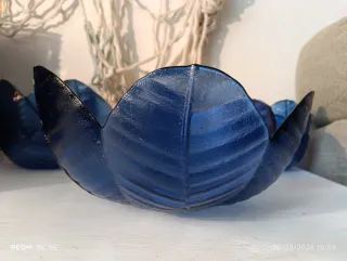 Ensaladera azul antigua con cuencos