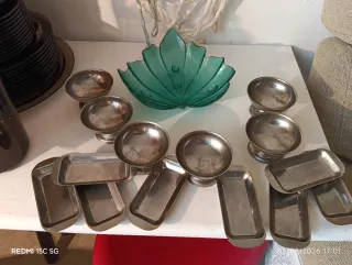 Ensaladera azul antigua con cuencos