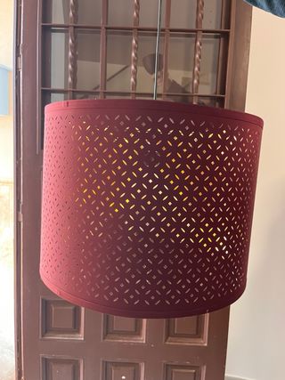 Lámpara de tela Ikea morada y dorada