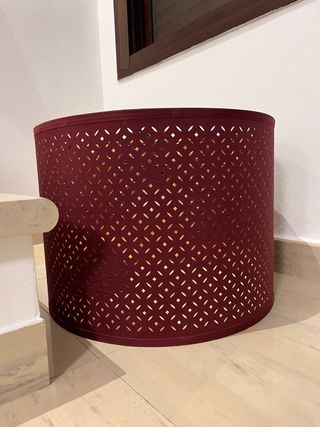 Lámpara de tela Ikea morada y dorada