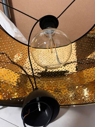 Lámpara de tela Ikea morada y dorada