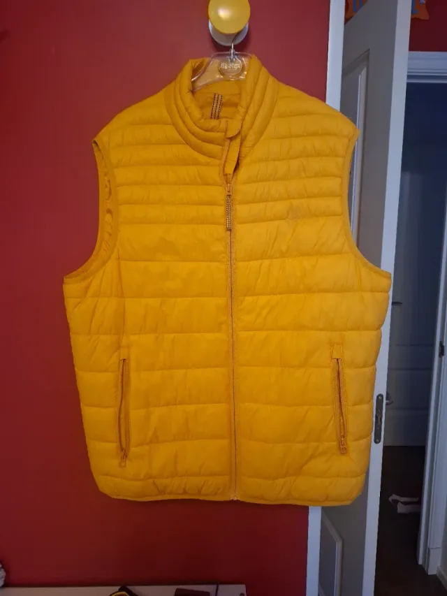 Chaleco acolchado hombre amarillo
