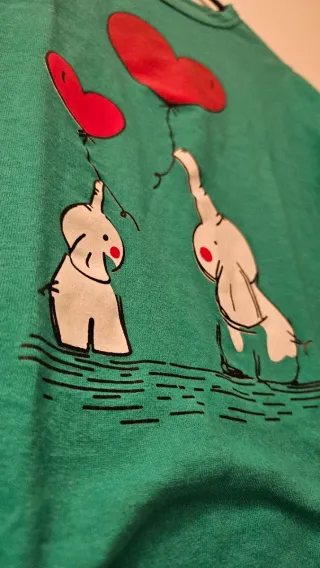 Camiseta con elefantes y corazones