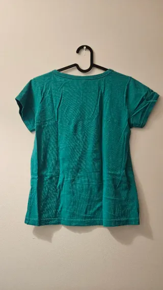 Camiseta con elefantes y corazones