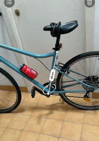 Bicicleta de paseo azul.