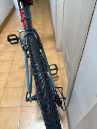 Bicicleta de paseo azul.