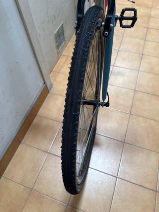 Bicicleta de paseo azul.