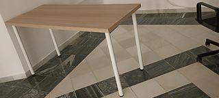 Mesa de madera y metal blanca seminueva