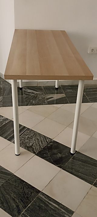 Mesa de madera y metal blanca seminueva