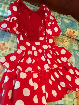 Vestido de flamenca rojo con lunares blancos
