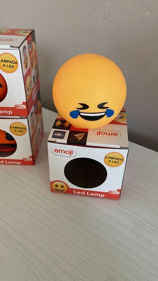 Lampada a Led Nuova Emoji Risata (Con pile)