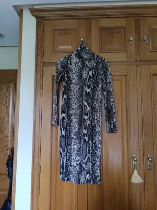 Vestido estampado serpiente cuello alto
