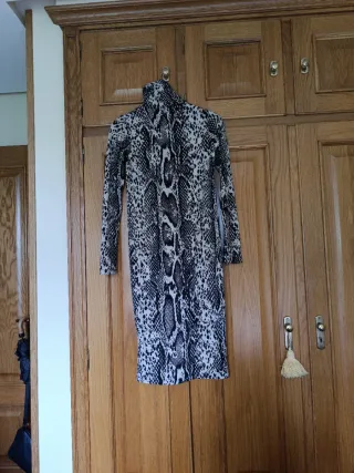 Vestido estampado serpiente cuello alto