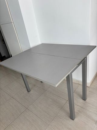 Mesa extensible cristal y metal con 2 sillas