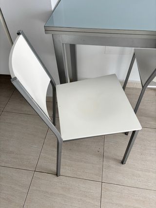 Mesa extensible cristal y metal con 2 sillas