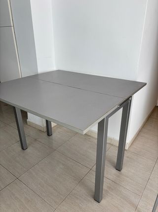 Mesa extensible cristal y metal con 2 sillas