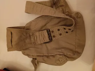 Bandolera beige con bolsillos. Tamaño mediano.