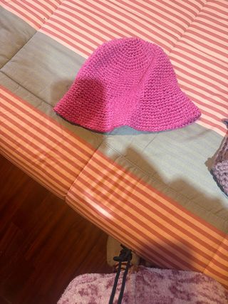 Cappello fatto a mano all'uncinetto