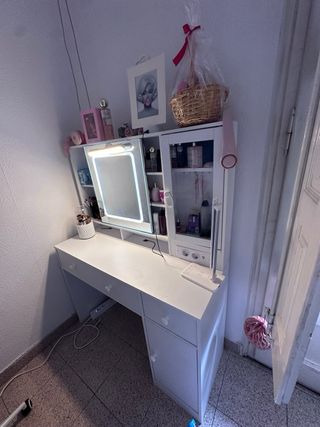 Tocador con espejo iluminado