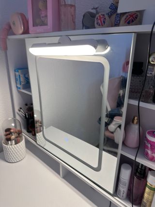 Tocador con espejo iluminado