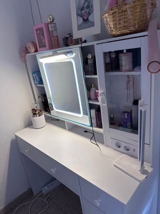 Tocador con espejo iluminado