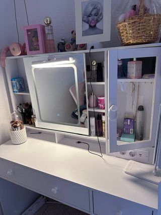 Tocador con espejo iluminado